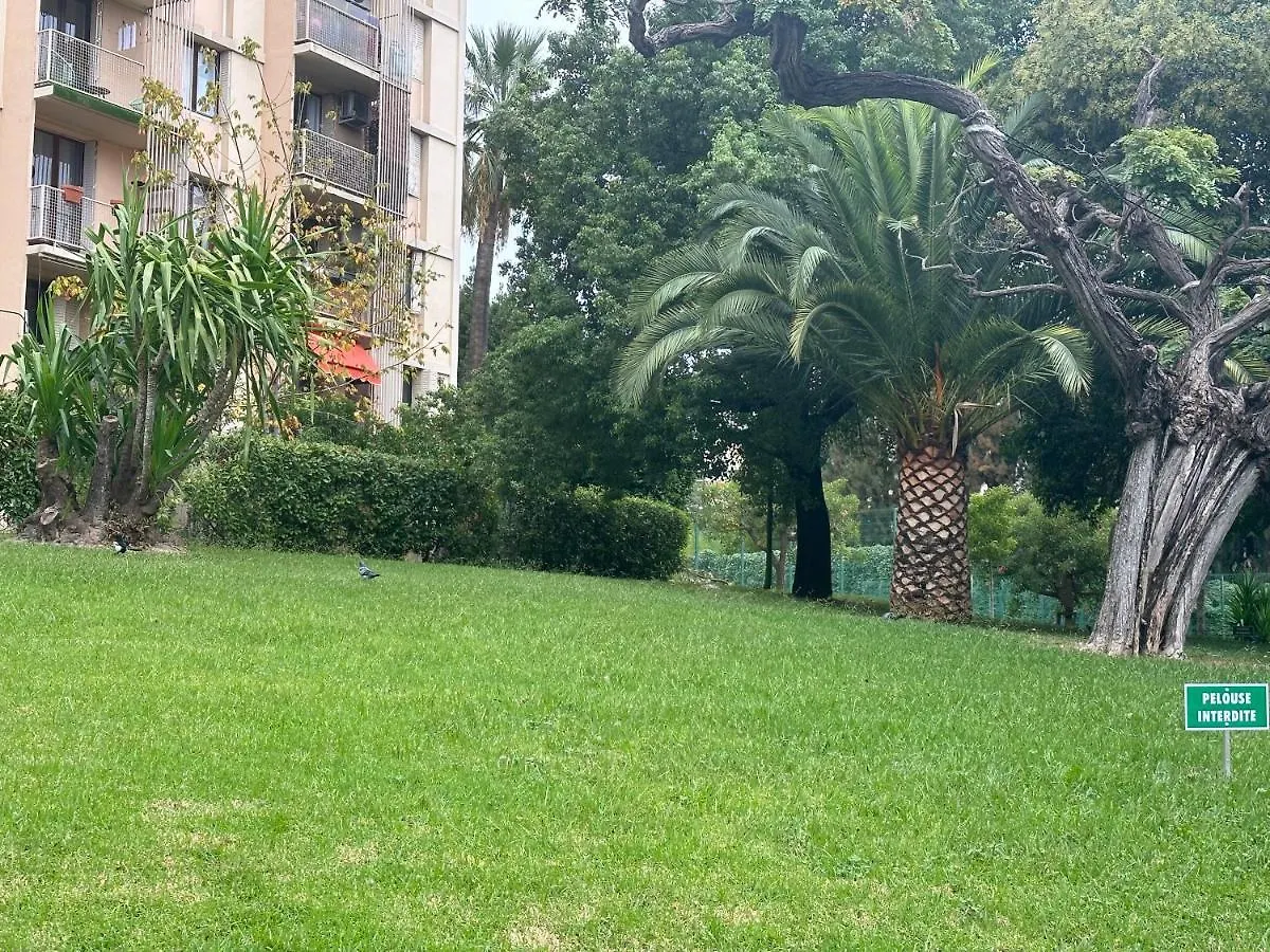 Privat Room In Private Security Residence With Free Parking, 1 Minute From Tramway, 9 Minutes From De Center, Accessible All Transports Nice Frankrike