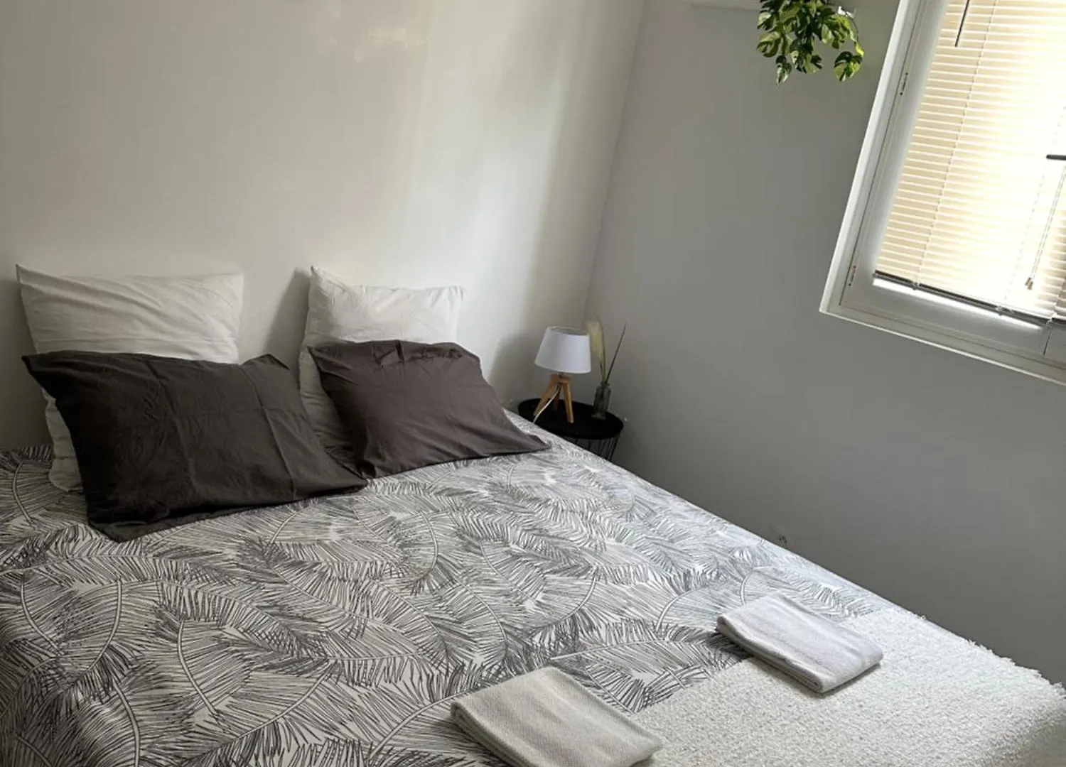 Privat Room In Private Security Residence With Free Parking, 1 Minute From Tramway, 9 Minutes From De Center, Accessible All Transports Nice Rum i privatbostad