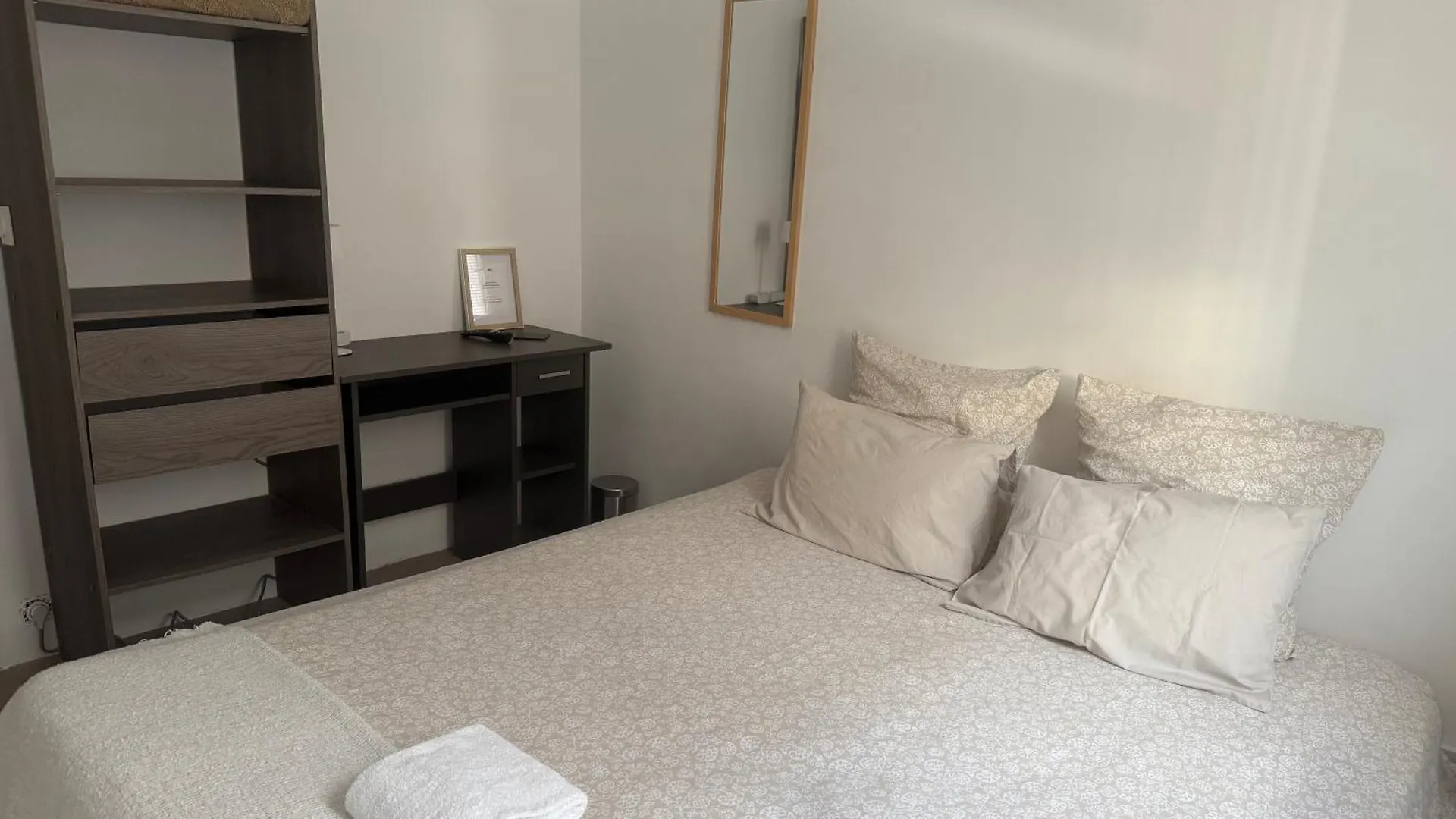 Rum i privatbostad Privat Room In Private Security Residence With Free Parking, 1 Minute From Tramway, 9 Minutes From De Center, Accessible All Transports Nice